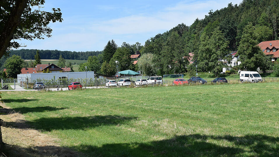 Auf der Festwiese (vorne) soll das Provisorium des katholischen Kindergartens St. Irmengard errichtet werden. Auf der Festwiese im Hintergrund zu sehen ist die Containeranlage des gemeindlichen Kindergartens Erlbachtrolle. Auf der Festwiese (vorne) soll das Provisorium des katholischen Kindergartens St. Irmengard errichtet werden. Auf der Festwiese im Hintergrund zu sehen ist die Containeranlage des gemeindlichen Kindergartens Erlbachtrolle.