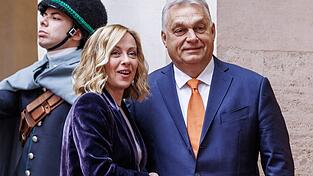 Italien Premierministerin Giorgia Meloni und Ungarns Ministerpräsident Victor Orban verstehen sich gut. Sie gelten beide als Rechtsaußen-Vertreter in Straßburg. Italien Premierministerin Giorgia Meloni und Ungarns Ministerpräsident Victor Orban verstehen sich gut. Sie gelten beide als Rechtsaußen-Vertreter in Straßburg.