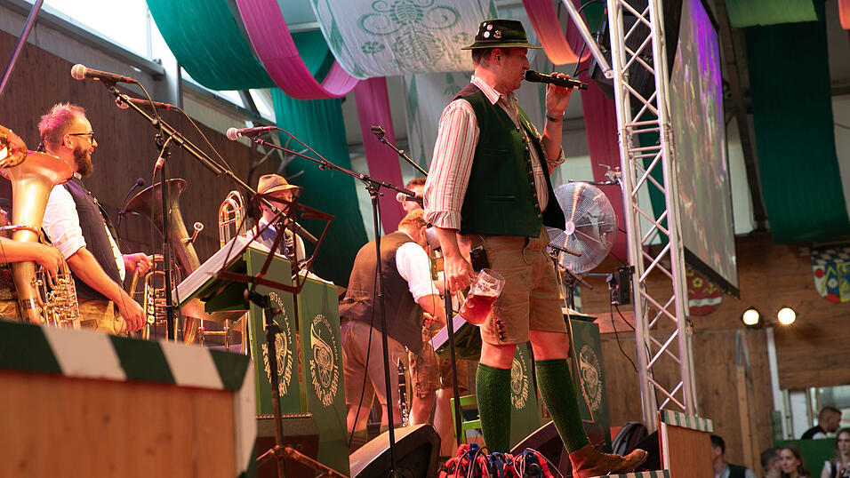 Echte Blasmusikfans lie&szlig;en sich den Montagabend im Festzelt Weckmann nicht entgehen.