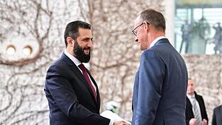 Bundeskanzler Friedrich Merz (r.) und Ahmed al-Scharaa, Pr&auml;sident der syrischen &Uuml;bergangsregierung, wollen an einem Strang ziehen.