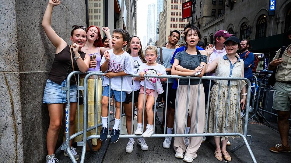 Viele Swifties reisten extra an, um vor der Halle mit anderen Fans mitzufiebern. Viele Swifties reisten extra an, um vor der Halle mit anderen Fans mitzufiebern.