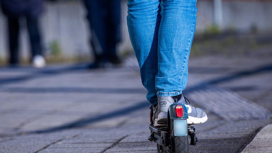 Der 15-jährige E-Scooter-Fahrer übersah ein Auto und stieß mit ihm zusammen. (Symbolbild) Der 15-jährige E-Scooter-Fahrer übersah ein Auto und stieß mit ihm zusammen. (Symbolbild)