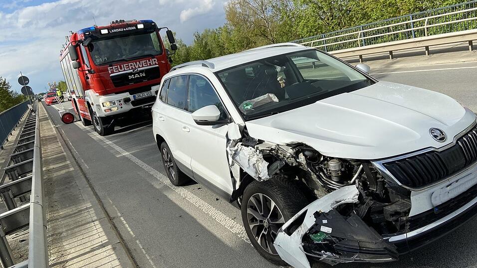 Das Auto wurde vorne rechts beschädigt, die drei Insassen blieben unverletzt. Das Auto wurde vorne rechts beschädigt, die drei Insassen blieben unverletzt.