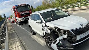 Das Auto wurde vorne rechts besch&auml;digt, die drei Insassen blieben unverletzt.