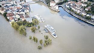 Entlang der Donau muss vielerorts wie hier in Passau immer wieder mit starken Hochwassern gerechnet werden. Trotzdem sind Bauprojekte in den Überschwemmungsgebieten noch immer sehr beliebt. (Archivbild) Entlang der Donau muss vielerorts wie hier in Passau immer wieder mit starken Hochwassern gerechnet werden. Trotzdem sind Bauprojekte in den Überschwemmungsgebieten noch immer sehr beliebt. (Archivbild)