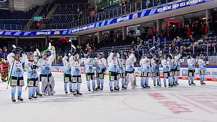 Nach dem 5:3-Erfolg in Nürnberg feiern die Straubing Tigers nicht nur den Derbysieg, sondern auch die Übernahme der Tabellenführung.