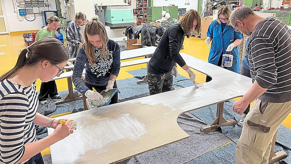 Es wird gesägt und gemalt bei der Skiabteilung der SpVgg Mitterdorf. Die Organisatoren des Faschingsumzugs am 15. Februar wollen mit gutem Beispiel vorangehen und mit ihrem Wagen und dessen Motto für Aufsehen sorgen. Es wird gesägt und gemalt bei der Skiabteilung der SpVgg Mitterdorf. Die Organisatoren des Faschingsumzugs am 15. Februar wollen mit gutem Beispiel vorangehen und mit ihrem Wagen und dessen Motto für Aufsehen sorgen.