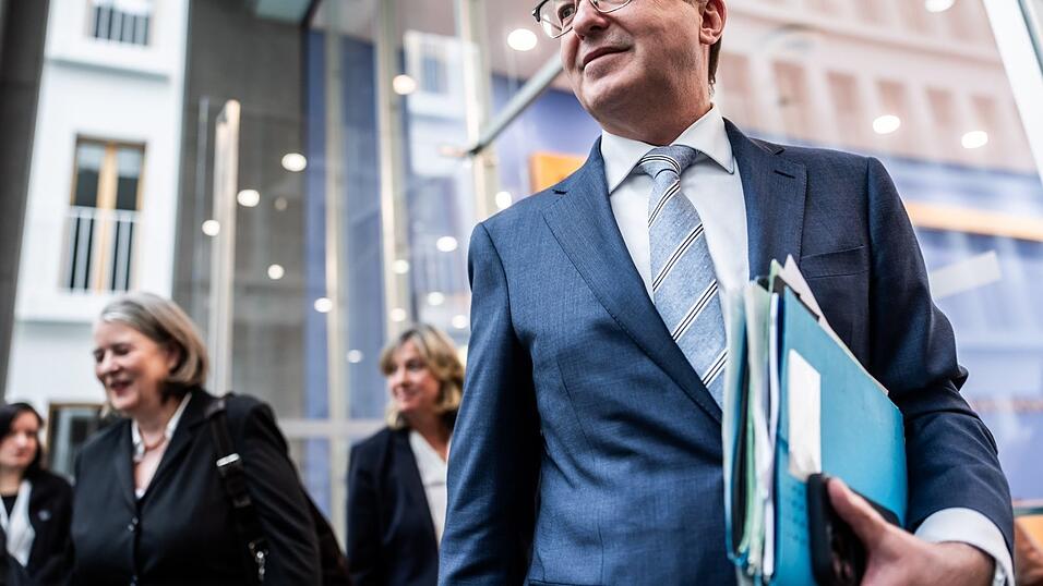 Bundesinnenminister Alexander Dobrindt ist unter anderem an der Reform des Wahlrechts beteiligt. Bundesinnenminister Alexander Dobrindt ist unter anderem an der Reform des Wahlrechts beteiligt.