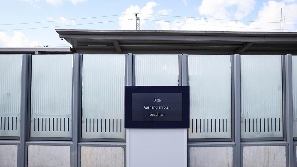 Im Bahnhof B&uuml;chen zeigt ein Display keine Verbindungen an. (Archivbild.)