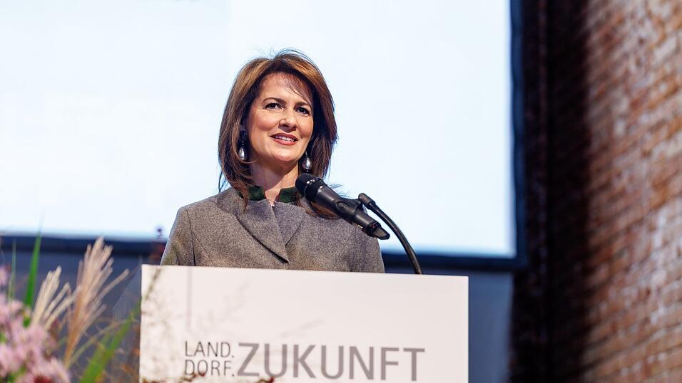 Landwirtschaftsministerin Michaela Kaniber zeichnete das Landauer Projekt des ALE am Donnerstag in M&uuml;nchen aus.