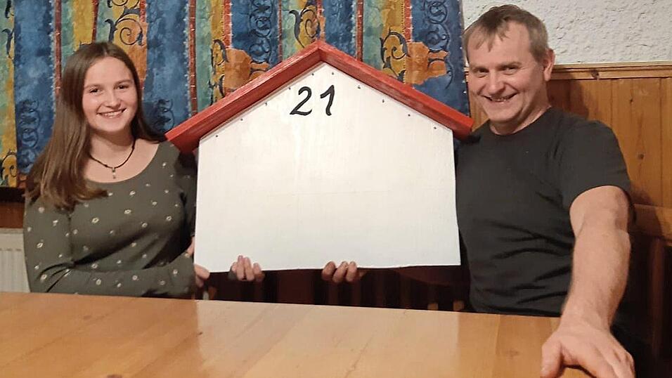 Martin Schneider, Vorsitzender der FFW, und Tochter Steffi, die die Idee zu diesem besonderen Weg hatte, präsentieren die Schilder, auf denen die Bilder beleuchtet werden. Martin Schneider, Vorsitzender der FFW, und Tochter Steffi, die die Idee zu diesem besonderen Weg hatte, präsentieren die Schilder, auf denen die Bilder beleuchtet werden.