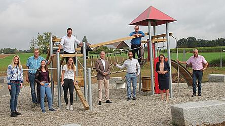 Christina Meier (stellvertretende Leiterin des Kinderhauses), Thomas Schwarz (Bauhofleiter), Jennifer Ermel (Leiterin des Kinderhauses), Daniela Baier (BRK-Kreisverband), Christian Nagl (STRABAG), Markus Eckhardt (BRK-Kreisgeschäftsführer), Hermann Heigl (Planer), Walter Scheibinger (Gebäude- und Klimamanager), Bürgermeisterin Andrea Probst und Christian Kelbel (STRABAG) (von links nach rechts).