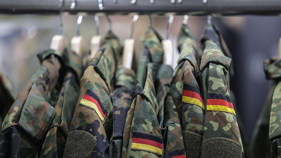 Die Bundesregierung hat die Beratung im Bundestag über das neue Wehrdienstgesetz verschoben.
