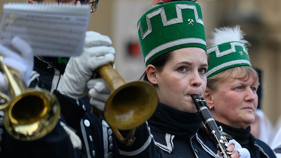 Mehr als 1.000 Teilnehmer einer Bergparade sind im traditionellen Habit auf dem Theaterplatz in Chemnitz angetreten.