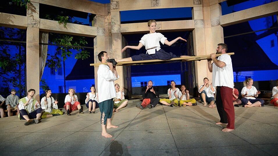 In der Pause hatte die Showtanzgruppe 'Flip Flops' Zeit, ihr ganzes Können zu präsentieren. (Fotos: Ulli Scharrer) In der Pause hatte die Showtanzgruppe 'Flip Flops' Zeit, ihr ganzes Können zu präsentieren. (Fotos: Ulli Scharrer)