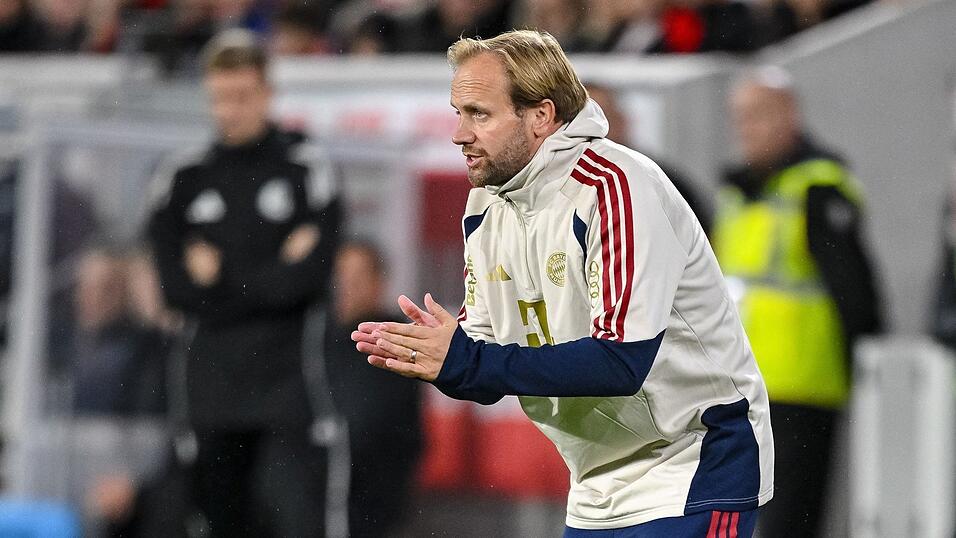 Bekam nach dem 3:1 in Freiburg eine Nachricht von seinem Chef Vincent Kompany: Bayerns Co-Trainer Aaron Danks. Bekam nach dem 3:1 in Freiburg eine Nachricht von seinem Chef Vincent Kompany: Bayerns Co-Trainer Aaron Danks.
