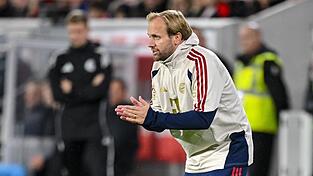 Bekam nach dem 3:1 in Freiburg eine Nachricht von seinem Chef Vincent Kompany: Bayerns Co-Trainer Aaron Danks. Bekam nach dem 3:1 in Freiburg eine Nachricht von seinem Chef Vincent Kompany: Bayerns Co-Trainer Aaron Danks.