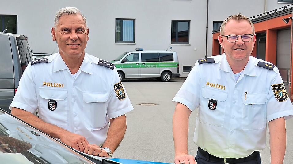 Deggendorfs neuer Polizeichef Markus V&ouml;lkl (r.) bekennt sich klar zu seinen Wurzeln im 'Woid'. Er will, unterst&uuml;tzt von seinem Stellvertreter, Erstem Polizeihauptkommissar Werner Feilmeier (l.), daf&uuml;r sorgen, dass die Heimat auch weiterhin sicher und lebenswert bleibt.