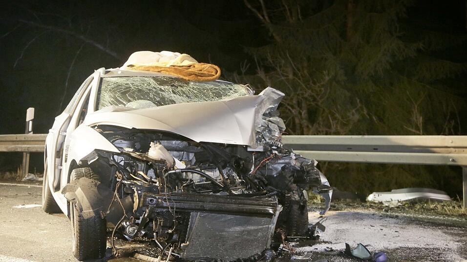 Bei dem Unfall bei Egglkofen wurden mehrere Personen schwer verletzt. Bei dem Unfall bei Egglkofen wurden mehrere Personen schwer verletzt.
