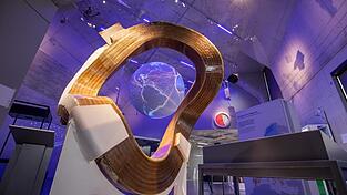 Proxima Fusion setzt für seinen Reaktor auf den Typus Stellarator, des sich durch verwundene Spulen wie diese im Zukunftsmuseum in Nürnberg auszeichnet. (Archivbild) Proxima Fusion setzt für seinen Reaktor auf den Typus Stellarator, des sich durch verwundene Spulen wie diese im Zukunftsmuseum in Nürnberg auszeichnet. (Archivbild)