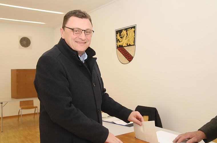 Günter Baumgartner (CSU) beim Wählen um 10 Uhr im Kultur- und Bürgerhaus in seiner Heimatgemeinde Bayerbach