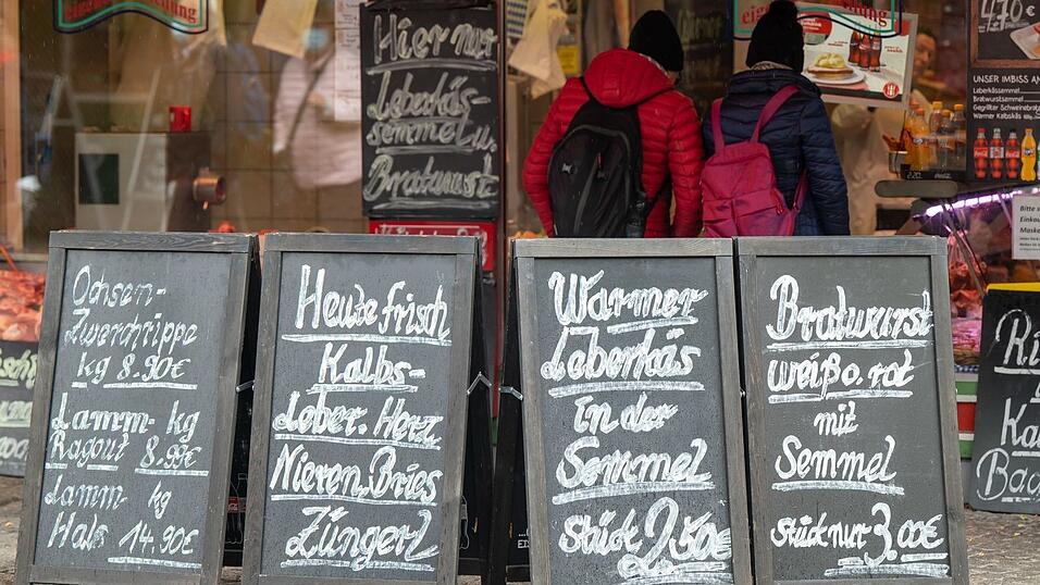 Wurst und Fleisch sind nur ein Teil des Angebotes, es gibt neben anderen Lebensmitteln auch Blumen und Kunsthandwerk. (Archivbild) Wurst und Fleisch sind nur ein Teil des Angebotes, es gibt neben anderen Lebensmitteln auch Blumen und Kunsthandwerk. (Archivbild)