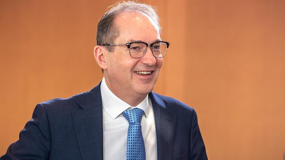 Dobrindt will den Verfassungsschutz ausbauen - auch &uuml;ber den reinen Nachrichtendienst hinaus. (Archivbild)