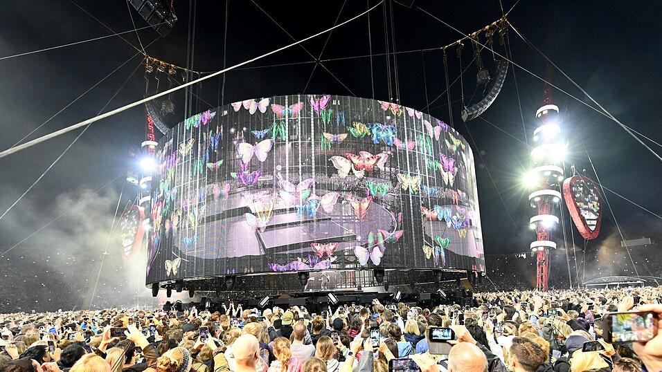 Und wenn man genau hinschaut, erkennt man unter den Schmetterlingen den R&uuml;cken von Ed Sheeran.