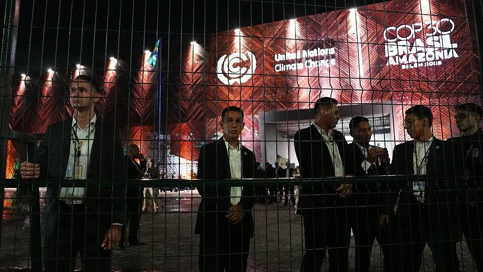 Sicherheitskräfte riegelten den Veranstaltungsort des UN-Klimagipfels COP30 nach dem Zwischenfall zunächst ab. Sicherheitskräfte riegelten den Veranstaltungsort des UN-Klimagipfels COP30 nach dem Zwischenfall zunächst ab.