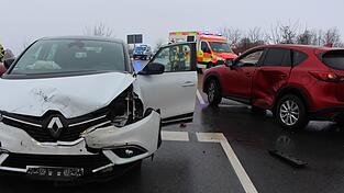 Bei der Kollision wurden die beiden Fahrer verletzt.