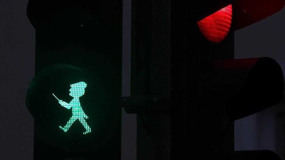 Der Komponist Richard Wagner gibt den Fu&szlig;g&auml;ngern an drei Ampeln in Bayreuth gr&uuml;nes Licht.