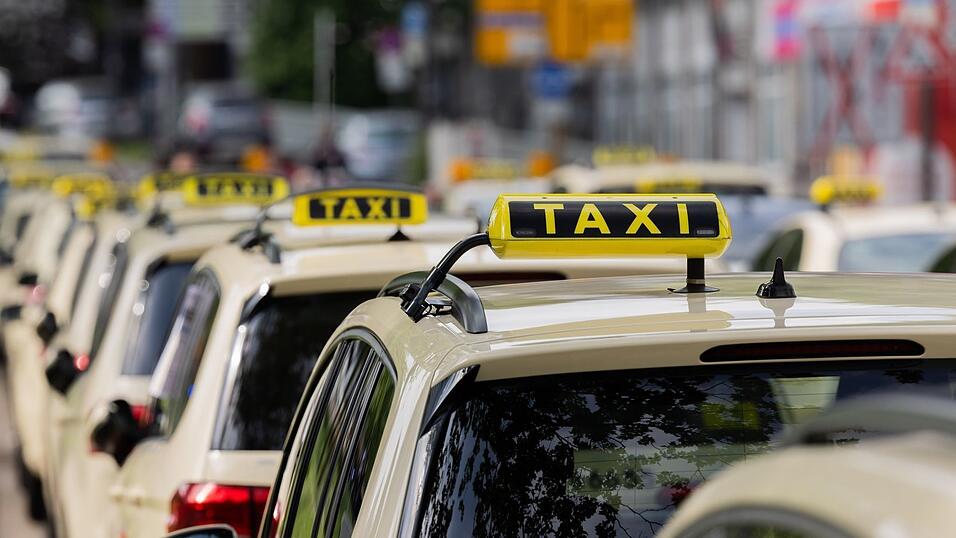 Die Taxibranche kämpft seit Jahren gegen den Wettbewerb durch Mietwagenplattformen wie Uber oder Bolt. (Archivbild) Die Taxibranche kämpft seit Jahren gegen den Wettbewerb durch Mietwagenplattformen wie Uber oder Bolt. (Archivbild)