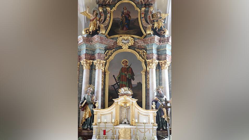 Die Pfarrkirche St. Laurentius in Feldkirchen (kleines Bild rechts oben) ist Laurentius gewidmet, der mit Eisenrost (dem Werkzeug seiner Folter) und Zweig der Märtyrerpalme dargestellt wird. Die Wahl auf Laurentius dürfte in Erinnerung an die Schlacht gegen die Ungarn auf dem Lechfeld 955 gefallen sein. Die Pfarrkirche St. Laurentius in Feldkirchen (kleines Bild rechts oben) ist Laurentius gewidmet, der mit Eisenrost (dem Werkzeug seiner Folter) und Zweig der Märtyrerpalme dargestellt wird. Die Wahl auf Laurentius dürfte in Erinnerung an die Schlacht gegen die Ungarn auf dem Lechfeld 955 gefallen sein.