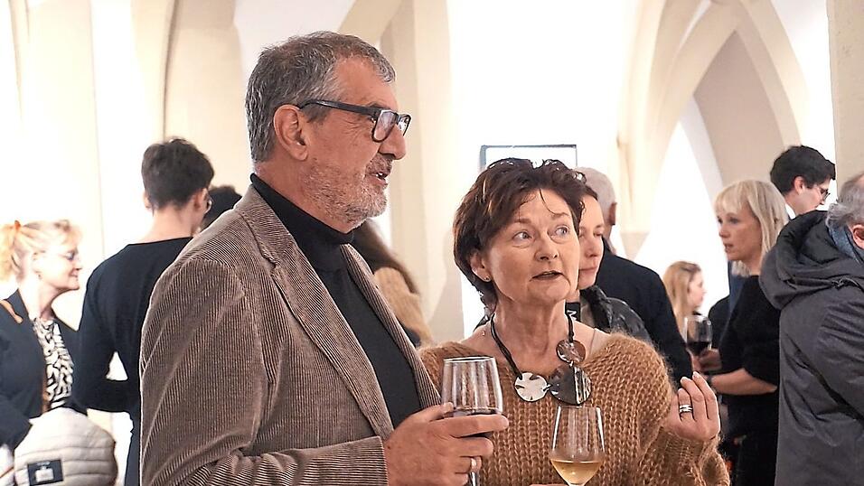 Galerist Karl-Friedrich Krause im Gespräch mit Diözesankonsveratorin Maria Baumann.