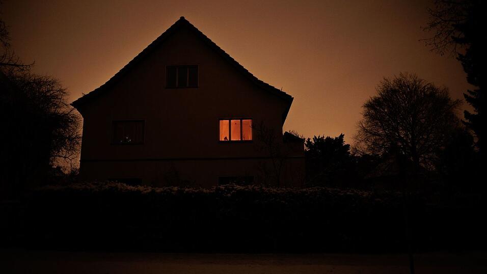 Am dritten Tag des Stromausfalls in Teilen Berlins warten 30.000 Haushalte weiter auf Energie. Am dritten Tag des Stromausfalls in Teilen Berlins warten 30.000 Haushalte weiter auf Energie.