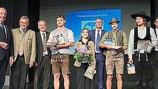 Ehrung der besten Junggesellen (v.l.): Franz Xaver Peteranderl (Pr&auml;sident der Handwerkskammer M&uuml;nchen und Oberbayern), Staatsminister Florian Herrmann, stellvertretender Freisinger Landrat Franz Heilmeier, Sebastian Wiesheu (Schreiner) Annalena Schneider (Fachverk&auml;uferin, Fachrichtung B&auml;ckerei), Kreishandwerksmeister Martin Reiter, Tobias Weichenrieder (Maurer), Bastian Thalheimer (Zimmerer), Erdings Landrat Martin Bayerstorfer.