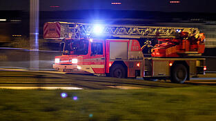 Gegen 2 Uhr war der Brand gelöscht. (Symbolbild) Gegen 2 Uhr war der Brand gelöscht. (Symbolbild)