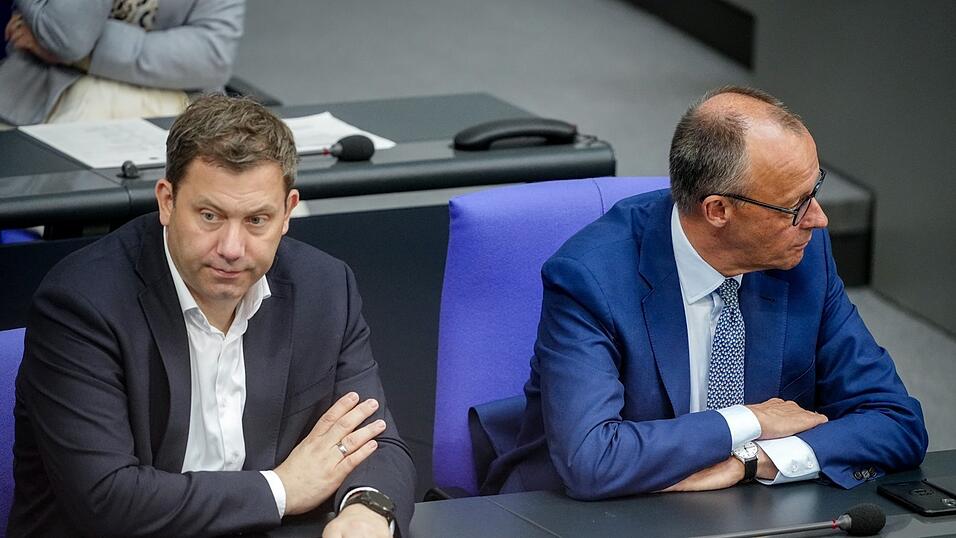Die Stimmung in der Bundesregierung war schon mal besser. Vizekanzler Lars Klingbeil (l., SPD) und Bundeskanzler Friedrich Merz (r., CDU) müssen ihre Fraktionen dazu bringen, sich jeweils aufeinander zuzubewegen. Die Stimmung in der Bundesregierung war schon mal besser. Vizekanzler Lars Klingbeil (l., SPD) und Bundeskanzler Friedrich Merz (r., CDU) müssen ihre Fraktionen dazu bringen, sich jeweils aufeinander zuzubewegen.