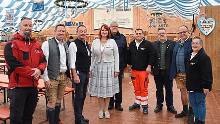 Alexander Perfler (Security-Vertreter), Jakob Ismair (Festwirt), Reiner Gillig (Wiesnbürgermeister), Corinna Schwimmbeck (Stadtmarketing), Max Mundt (Polizei Dingolfing), Tobias König (BRK), Horst Heppenheimer (Schausteller-Vertreter), Georg Apfelbeck (Festwirt) und Gabi König (BRK), von links.