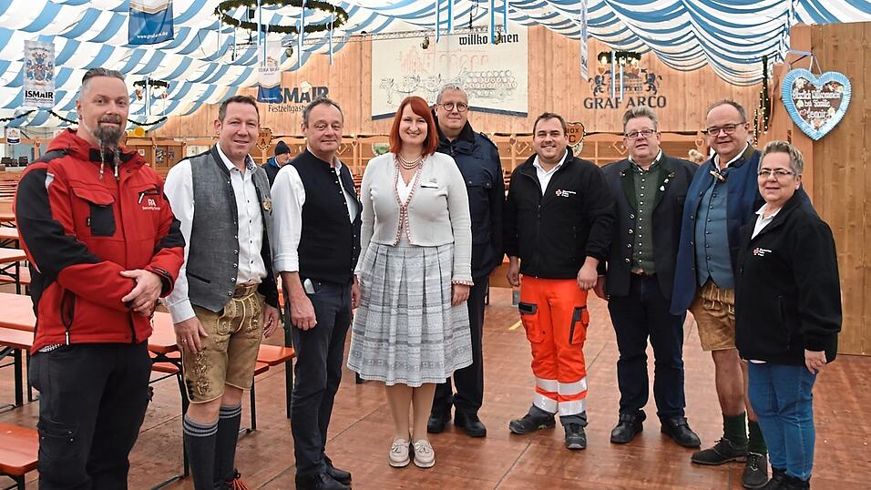 Alexander Perfler (Security-Vertreter), Jakob Ismair (Festwirt), Reiner Gillig (Wiesnbürgermeister), Corinna Schwimmbeck (Stadtmarketing), Max Mundt (Polizei Dingolfing), Tobias König (BRK), Horst Heppenheimer (Schausteller-Vertreter), Georg Apfelbeck (Festwirt) und Gabi König (BRK), von links.