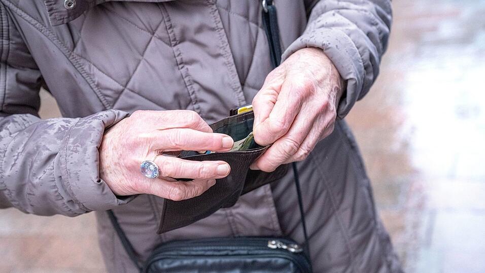 Was bleibt im Alter im Portemonnaie? Eine Rentenkommission und bereits vorher angestoßene Reformen sollen für auskömmliche Bezüge und ein bezahlbares System sorgen. (Symbolfoto) Was bleibt im Alter im Portemonnaie? Eine Rentenkommission und bereits vorher angestoßene Reformen sollen für auskömmliche Bezüge und ein bezahlbares System sorgen. (Symbolfoto)