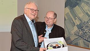 Dem Wahlsieger Walter Schmidt überreichte Langenbachs Feuerwehr-Vorsitzender Thomas Glier (r.) eine besondere Torte. Dem Wahlsieger Walter Schmidt überreichte Langenbachs Feuerwehr-Vorsitzender Thomas Glier (r.) eine besondere Torte.