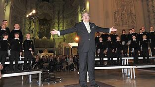 Gerhard Schmidt-Gaden, der Gr&uuml;nder des T&ouml;lzer Knabenchors, bei einem Konzert im Jahre 2010. Nun ist der Dirigent im Alter von 88 Jahren gestorben. (Archivbild)
