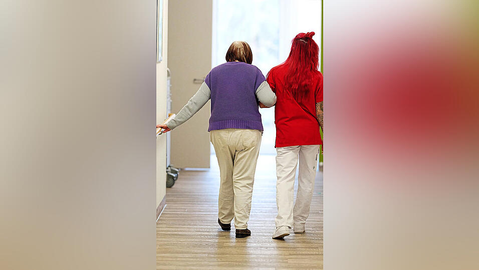 Jeden Arbeitsschritt und jede Veränderung an den Bewohnern müssen Pflegekräfte dokumentieren. Zeit für das Zwischenmenschliche geht dadurch oft verloren. Jeden Arbeitsschritt und jede Veränderung an den Bewohnern müssen Pflegekräfte dokumentieren. Zeit für das Zwischenmenschliche geht dadurch oft verloren.