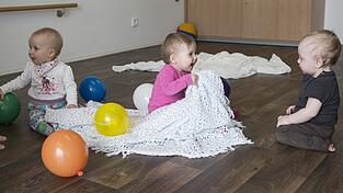 In den ersten Lebensjahren lernen Kinder grundlegende soziale Fähigkeiten wie Teilen und Kooperieren. Erst im Vorschulalter entwickeln sie Fähigkeiten, Konflikte friedlich zu lösen und Kompromisse einzugehen.