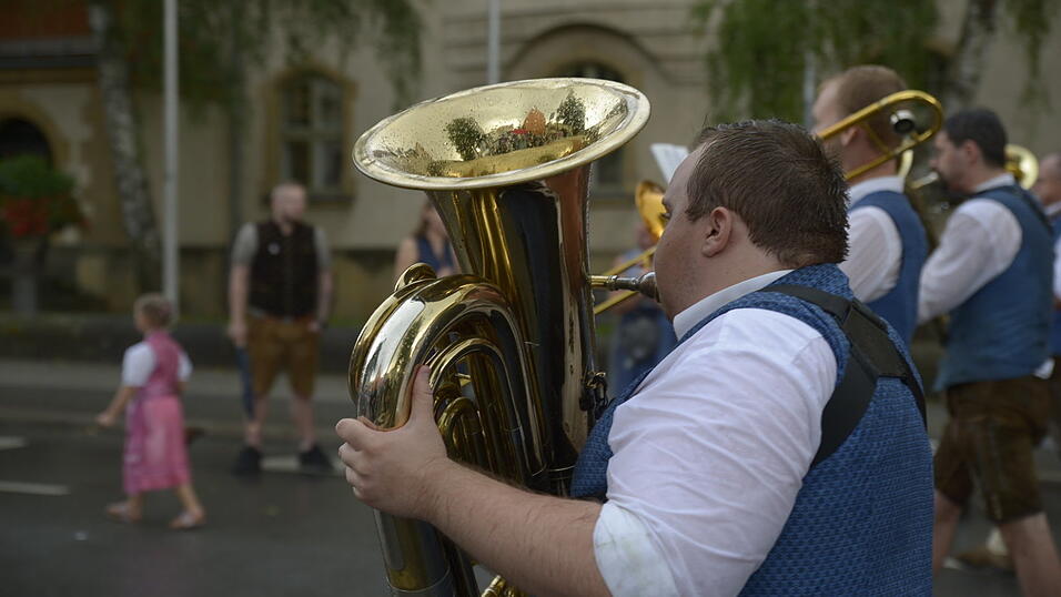 Zahlreiche Musik- und Trachtengruppen zogen nach dreij&auml;hriger Pause am Freitagabend zum Festplatz Am Hagen.&nbsp;