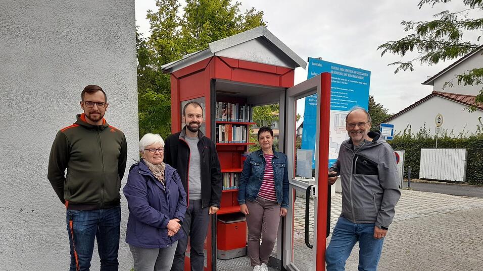 Felix Schäfer vom Bauamt Markt Altdorf, Edeltraud Franz vom Büchereikuratorium, Bürgermeister Sebastian Stanglmaier, Kornelia Stump von der Bücherei, sowie Elmar Weber vom Arbeitskreis Gestaltung BUL (v.l.) bei der Eröffnung des neuen Bücherschranks. Felix Schäfer vom Bauamt Markt Altdorf, Edeltraud Franz vom Büchereikuratorium, Bürgermeister Sebastian Stanglmaier, Kornelia Stump von der Bücherei, sowie Elmar Weber vom Arbeitskreis Gestaltung BUL (v.l.) bei der Eröffnung des neuen Bücherschranks.