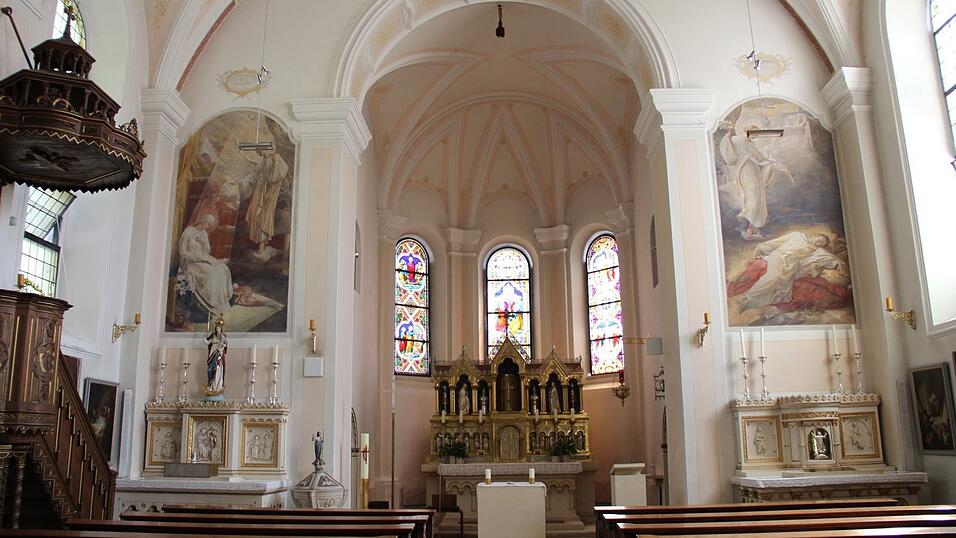 Blick in die Geltolfinger Kirche mit den Seitenaltären, für die vermutlich Max Schmalzl die Bilder gemalt hat. In der Zeitung ist nur von 'unserem Meister Schmalzl' die Rede.