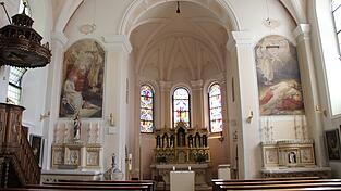 Blick in die Geltolfinger Kirche mit den Seitenaltären, für die vermutlich Max Schmalzl die Bilder gemalt hat. In der Zeitung ist nur von 'unserem Meister Schmalzl' die Rede.