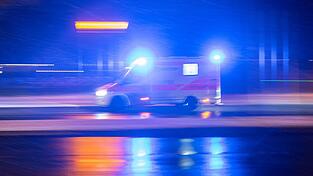 Schwer verletzt wurde der Mann in ein Krankenhaus gebracht. (Symbolbild)